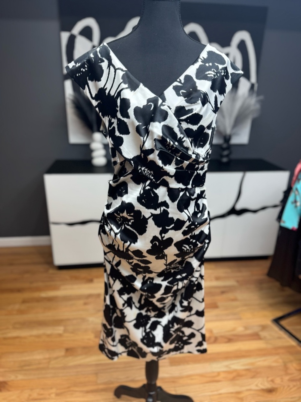 Maggy London Black White Floral Midi Dress Size 12 V Neck Elegant Y2K